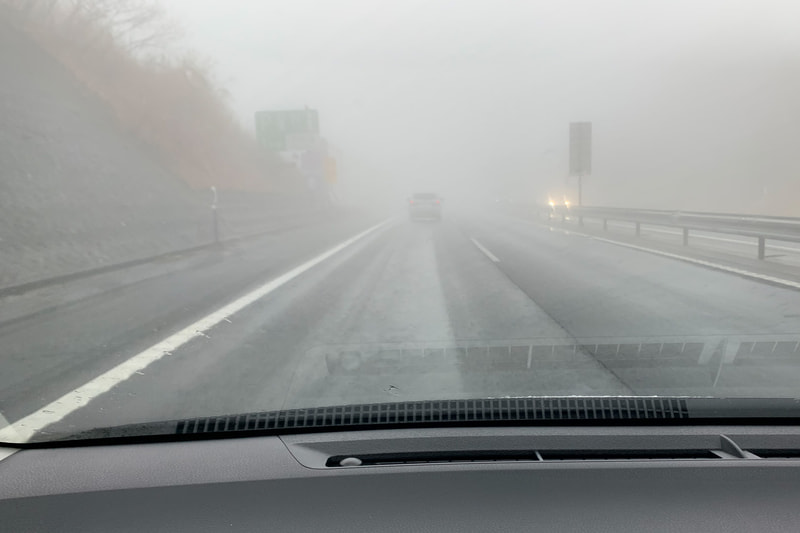 取材当日の東九州自動車道。この日はあいにくの雨だったが、それ以上に濃い霧で前方視界がわるい状態だった