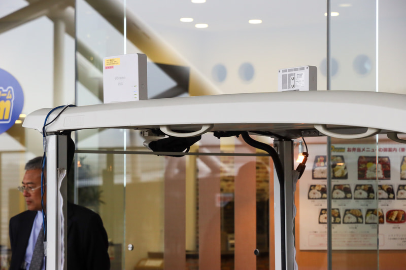 屋根には5G通信用のルーターが2つ付く。これは同時に2種類の実験を行なうためで、今回は1基のみ使う