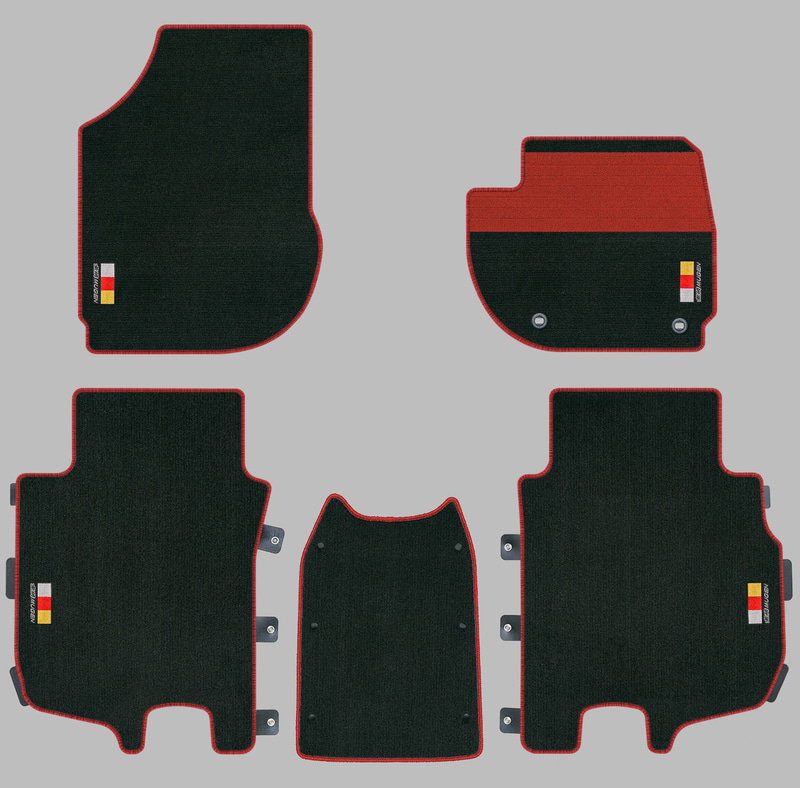 機能とデザインを両立したスポーツマット（2万3100円）と、ラゲッジルームフロアの汚れを抑止するラゲッジマット（9900円）。表地は耐久性に優れたナイロン素材、裏地にはフロアとマットのズレや滑りを防ぐ合成ゴム素材を採用。また、運転席には磨耗を抑止するヒールパッドを採用。フロント、リア4ヶ所に無限ロゴを刺繍。カラーはレッドのエッジとヒールパッドを採用した「ブラック×レッド」と「ブラック」を設定