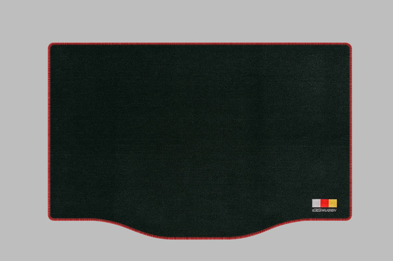 機能とデザインを両立したスポーツマット（2万3100円）と、ラゲッジルームフロアの汚れを抑止するラゲッジマット（9900円）。表地は耐久性に優れたナイロン素材、裏地にはフロアとマットのズレや滑りを防ぐ合成ゴム素材を採用。また、運転席には磨耗を抑止するヒールパッドを採用。フロント、リア4ヶ所に無限ロゴを刺繍。カラーはレッドのエッジとヒールパッドを採用した「ブラック×レッド」と「ブラック」を設定