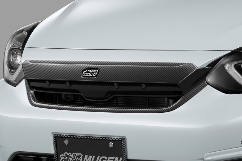 カーボンフロントグリルガーニッシュ（8万2500円）※2020年6月下旬発売予定