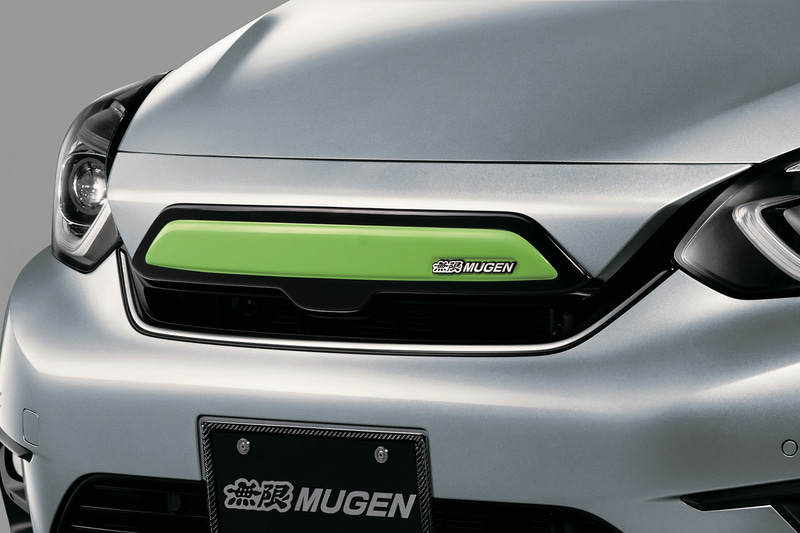 フロントグリルガーニッシュ（カラード仕上げ5万2800円/未塗装4万4000円）