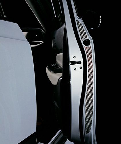 ドアリフレクションフィルム（単体価格：1万6500円）は、反射効果を持つフィルムを採用していて、ドア開口部に貼り付けることで夜間のドア開閉時、後続車のライト等を反射し存在を知らせることが可能。反射部を無限ロゴとすることでファッション性にも優れたデザインとなる