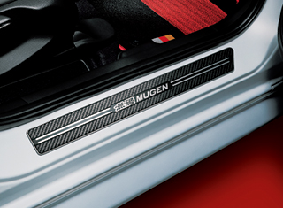 スカッフプレート（単体価格：1万5400円）も、降車時に足が当たることで付いてしまう汚れやキズを防ぐだけでなく、カーボン調デザインとすることで、インテリアにスポーティな雰囲気を演出してくれる