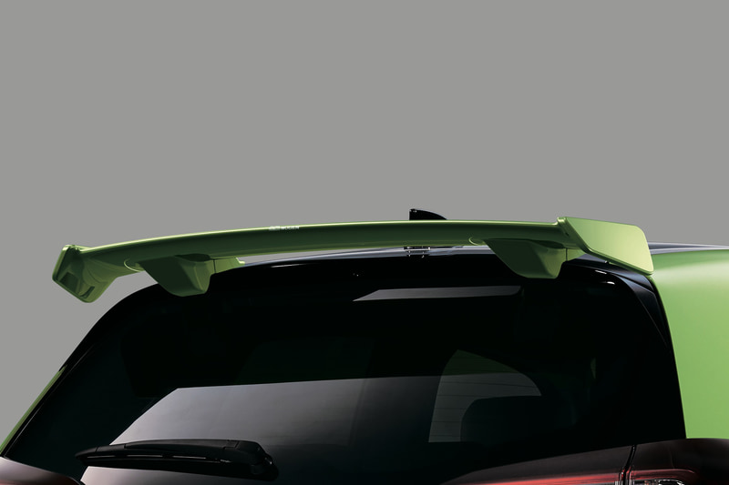 ウイングスポイラー（カラード仕上げ7万3700円/未塗装6万2700円）、