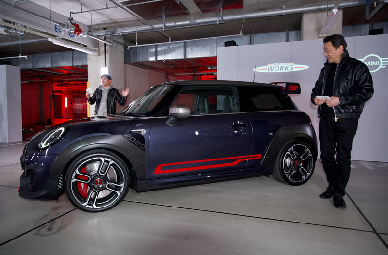 MINIディビジョン営業本部長の山口智之氏（右）