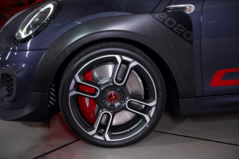 ボディカラーは専用開発の「レーシング・グレー・メタリック」を採用するとともに、ルーフとミラーキャップはメルティング・シルバーとした。足下は軽量鍛造18インチホイールにハンコック「VENTUS S1 evo Z」（225/35R18）の組み合わせで、専用サスペンションやスポーツブレーキシステムなども備わる