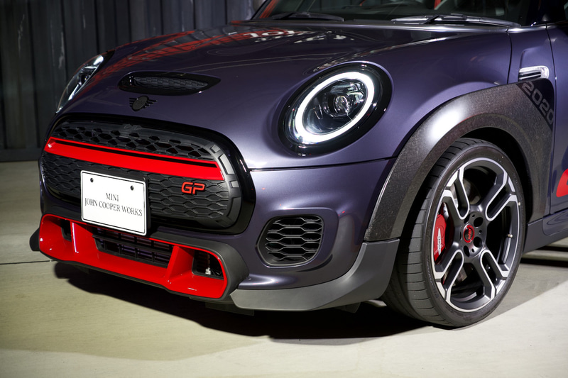 ボディカラーは専用開発の「レーシング・グレー・メタリック」を採用するとともに、ルーフとミラーキャップはメルティング・シルバーとした。足下は軽量鍛造18インチホイールにハンコック「VENTUS S1 evo Z」（225/35R18）の組み合わせで、専用サスペンションやスポーツブレーキシステムなども備わる