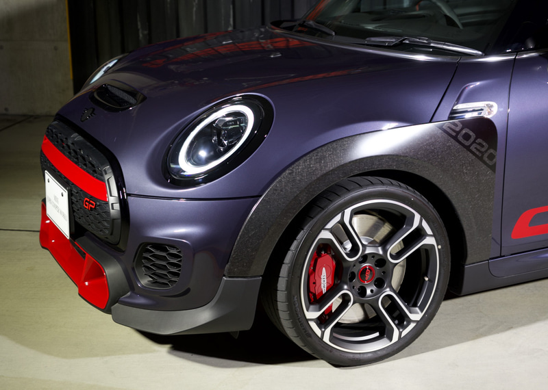 ボディカラーは専用開発の「レーシング・グレー・メタリック」を採用するとともに、ルーフとミラーキャップはメルティング・シルバーとした。足下は軽量鍛造18インチホイールにハンコック「VENTUS S1 evo Z」（225/35R18）の組み合わせで、専用サスペンションやスポーツブレーキシステムなども備わる