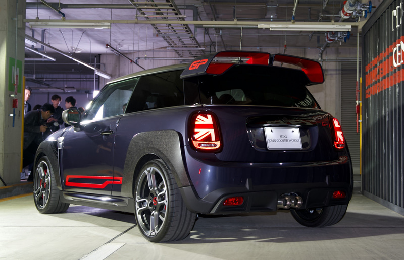 ボディカラーは専用開発の「レーシング・グレー・メタリック」を採用するとともに、ルーフとミラーキャップはメルティング・シルバーとした。足下は軽量鍛造18インチホイールにハンコック「VENTUS S1 evo Z」（225/35R18）の組み合わせで、専用サスペンションやスポーツブレーキシステムなども備わる