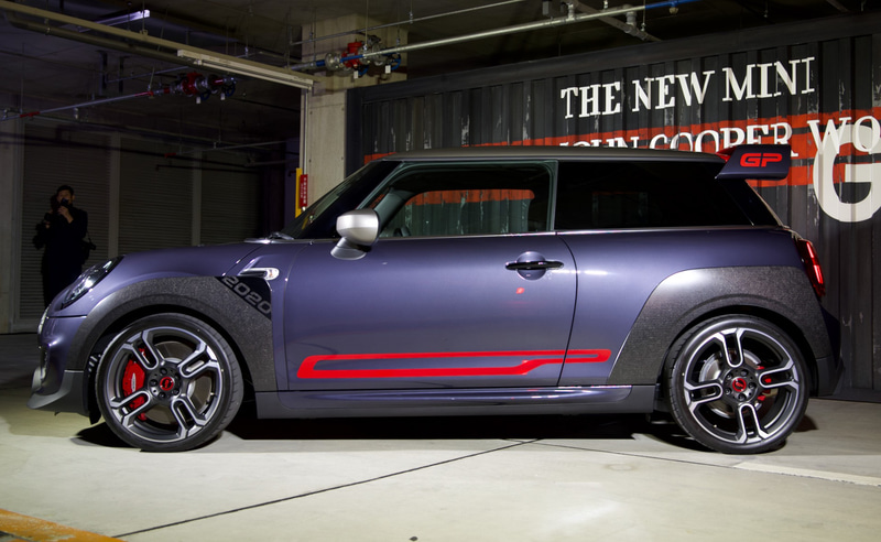 ボディカラーは専用開発の「レーシング・グレー・メタリック」を採用するとともに、ルーフとミラーキャップはメルティング・シルバーとした。足下は軽量鍛造18インチホイールにハンコック「VENTUS S1 evo Z」（225/35R18）の組み合わせで、専用サスペンションやスポーツブレーキシステムなども備わる