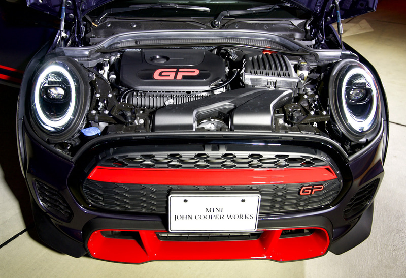 最高出力225kW（306PS）/5000-6250rpm、最大トルク450Nm/1750-4500rpmを発生する直列4気筒2.0リッターターボエンジン