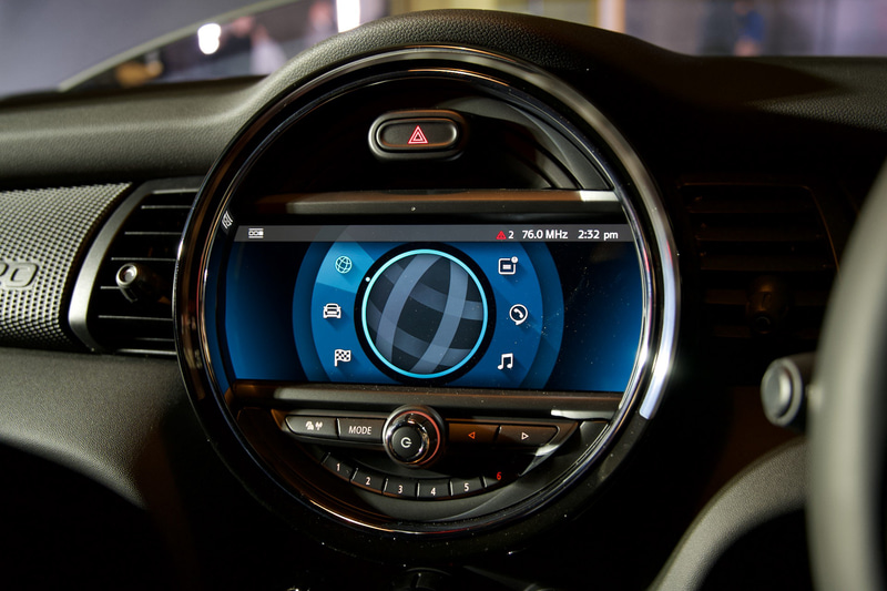 インテリアではリアシートを装備せず、フロントシートの後ろにはクロスバーのみを採用することでレースの雰囲気を演出。さらに六角形の模様が刻まれた金属性のパドルシフトや、ステアリングホイールのスポーク部と助手席まわりのインテリアトリムストリップなど、3Dプリンターによって成形したパーツを採用する