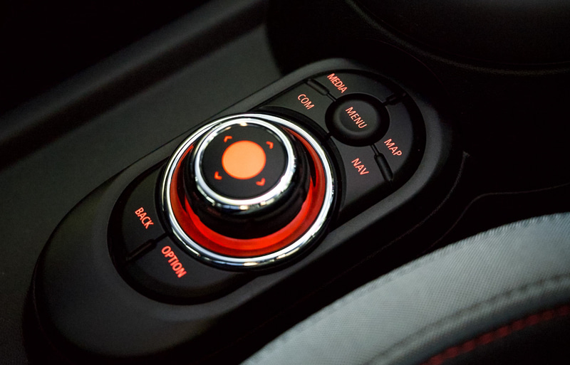 インテリアではリアシートを装備せず、フロントシートの後ろにはクロスバーのみを採用することでレースの雰囲気を演出。さらに六角形の模様が刻まれた金属性のパドルシフトや、ステアリングホイールのスポーク部と助手席まわりのインテリアトリムストリップなど、3Dプリンターによって成形したパーツを採用する