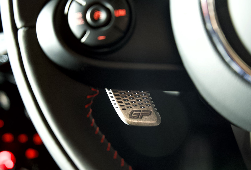 インテリアではリアシートを装備せず、フロントシートの後ろにはクロスバーのみを採用することでレースの雰囲気を演出。さらに六角形の模様が刻まれた金属性のパドルシフトや、ステアリングホイールのスポーク部と助手席まわりのインテリアトリムストリップなど、3Dプリンターによって成形したパーツを採用する