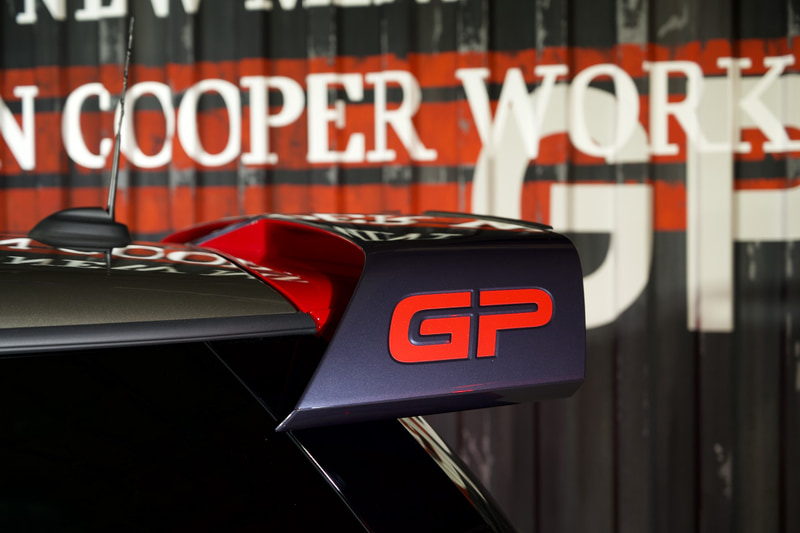 ワイドなトレッド、大きなフロントエプロン、張り出したホイールアーチカバーを備えたフロントデザイン、車両正面からも見えるリアスポイラーなどを採用したほか、ボディサイドに装備されたホイールアーチカバーはハンドメイドで成型されたカーボンファイバー製となる