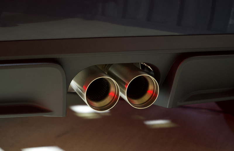 ワイドなトレッド、大きなフロントエプロン、張り出したホイールアーチカバーを備えたフロントデザイン、車両正面からも見えるリアスポイラーなどを採用したほか、ボディサイドに装備されたホイールアーチカバーはハンドメイドで成型されたカーボンファイバー製となる