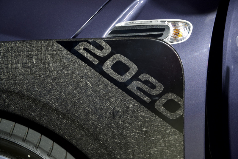 ワイドなトレッド、大きなフロントエプロン、張り出したホイールアーチカバーを備えたフロントデザイン、車両正面からも見えるリアスポイラーなどを採用したほか、ボディサイドに装備されたホイールアーチカバーはハンドメイドで成型されたカーボンファイバー製となる