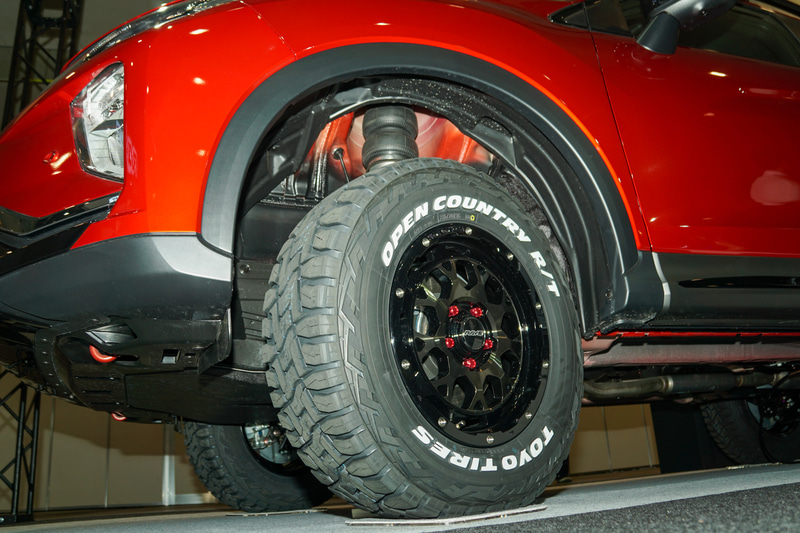 「エクリプス クロス 週末探検家仕様」にホワイトレタータイヤ「OPEN COUNTRY R/T」の235/70R16 106Qサイズを装着