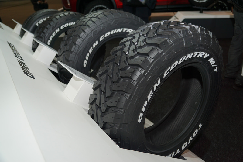 ホワイトレタータイヤのラインアップやそのほかのタイヤラインアップを展示