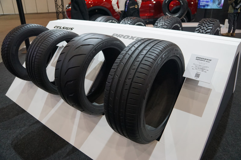 ホワイトレタータイヤのラインアップやそのほかのタイヤラインアップを展示