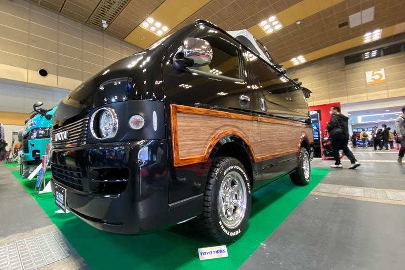 CRSが制作した「ハイエース」に装着されたOPEN COUNTRY R/T ホワイトレター（215/65R16 C 109/107Q）