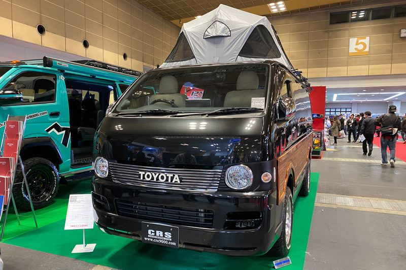 CRSが制作した「ハイエース」に装着されたOPEN COUNTRY R/T ホワイトレター（215/65R16 C 109/107Q）