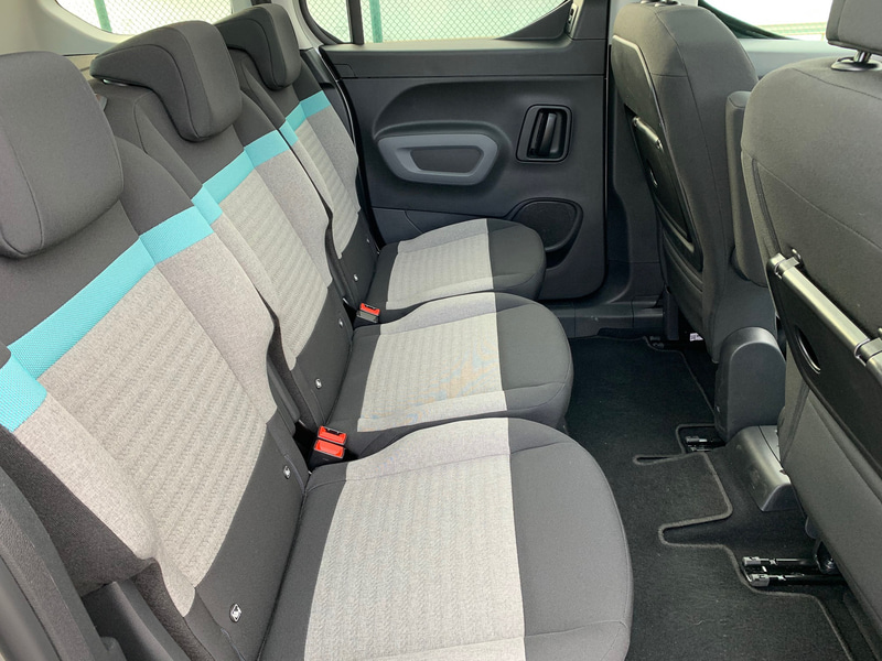 ベルランゴのリアシートは、3席独立型