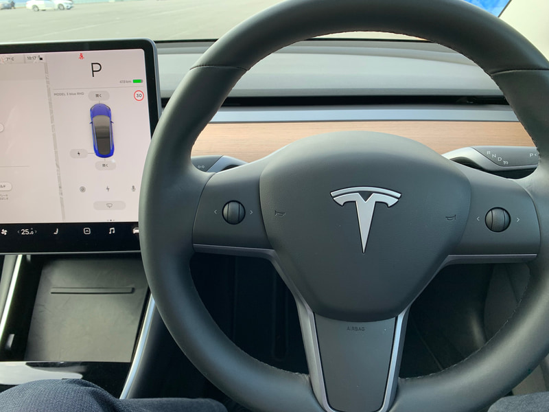 インパネ中央の巨大なタッチパネルでほぼすべての操作を行なう