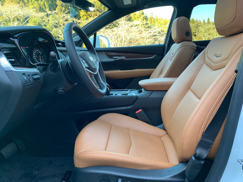 XT5はゆったりとしたキャメル色の本革シートが、心地よいクルージングの一端を担う