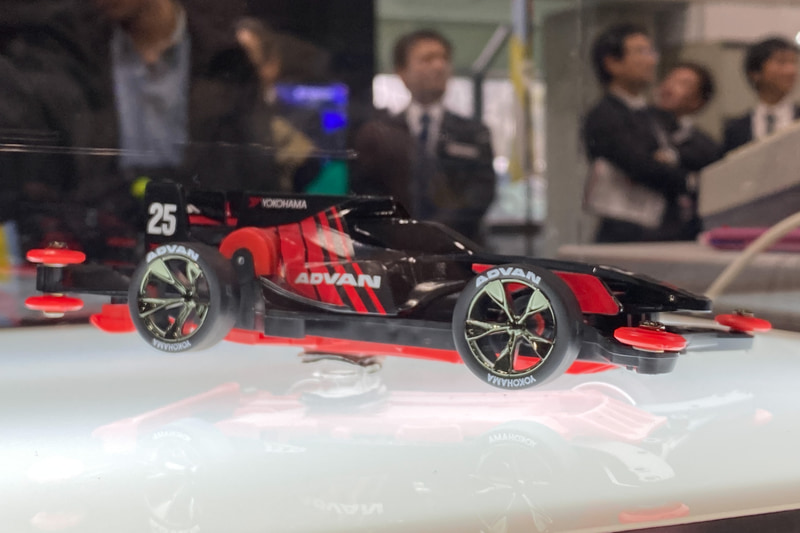 「TOKYO AUTO SALON 2020」で展示された「SF19」のADVANカラーを再現