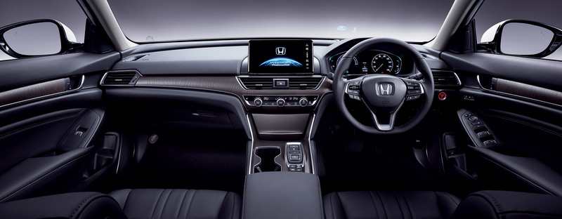 内装色ブラックのインパネ（左）と本革シート（中央）、インテリア・ドアライニング（右）