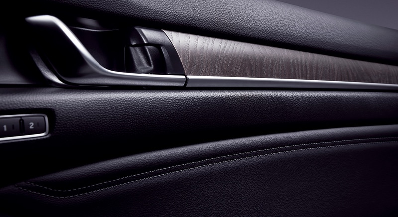 内装色ブラックのインパネ（左）と本革シート（中央）、インテリア・ドアライニング（右）