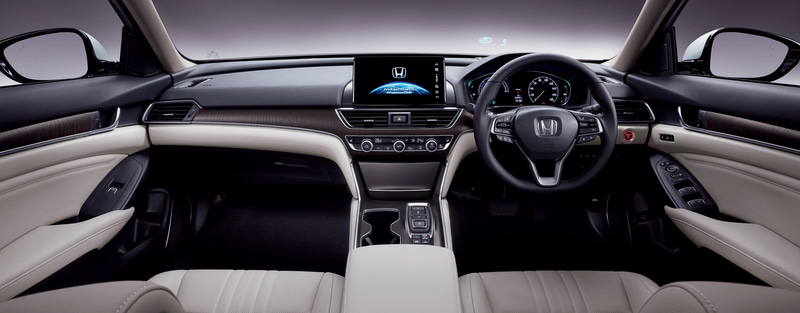 内装色アイボリーのインパネ（左）と本革シート（中央）、インテリア・ドアライニング（右）