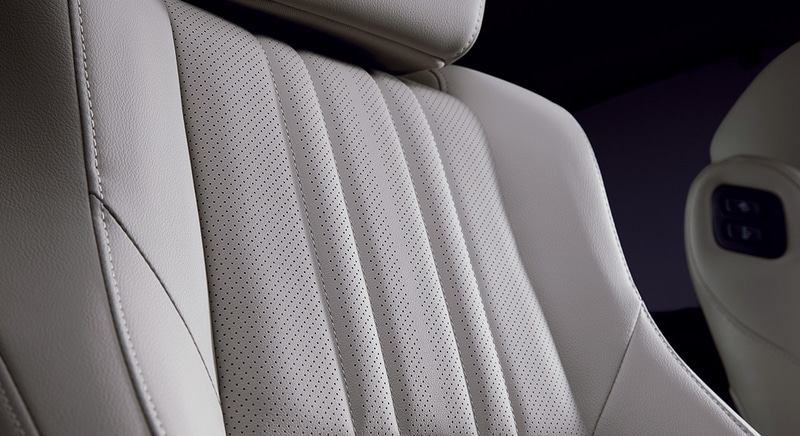 内装色アイボリーのインパネ（左）と本革シート（中央）、インテリア・ドアライニング（右）