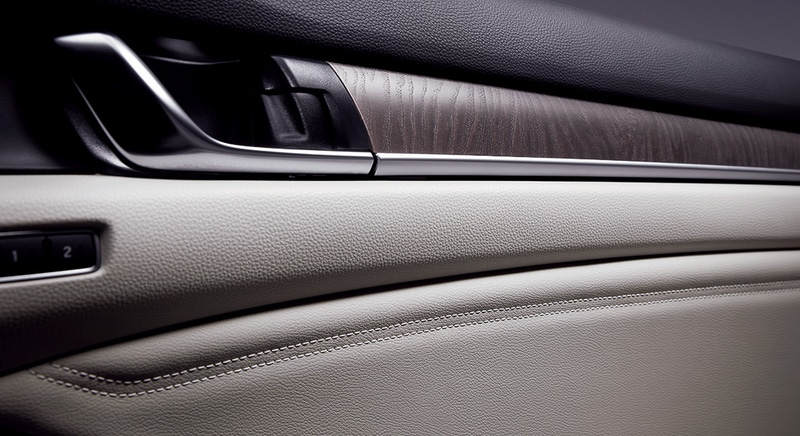 内装色アイボリーのインパネ（左）と本革シート（中央）、インテリア・ドアライニング（右）