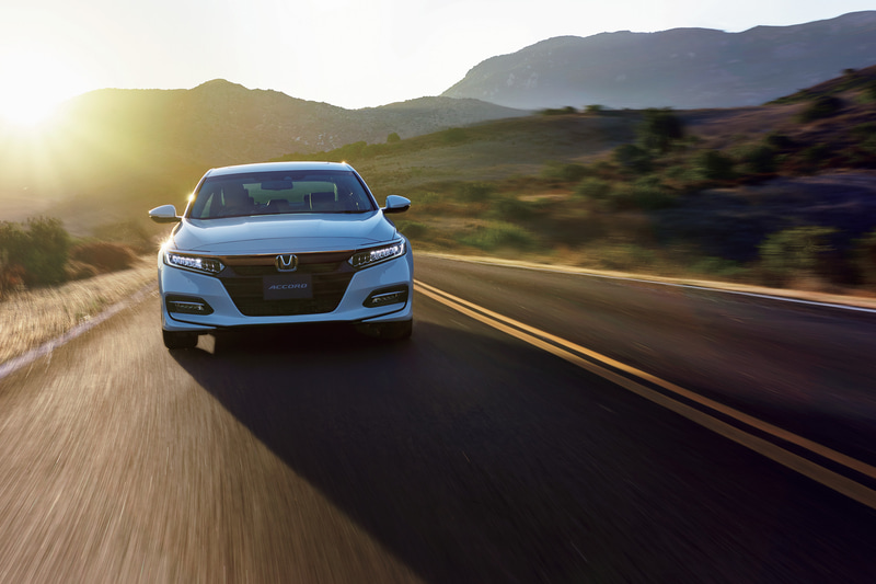 パワートレーンは「e：HEV」を採用。最高出力107kW（145PS）/6200rpm、最大トルク175Nm（17.8kgfm）/3500rpmを発生する直列4気筒DOHC 2.0リッターエンジンと、最高出力135kW（184PS）/5000-6000rpm、最大トルク315Nm（32.1kgfm）/0-2000rpmを発生する走行用モーターを組み合わせる。WLTCモード燃費は22.8km/L