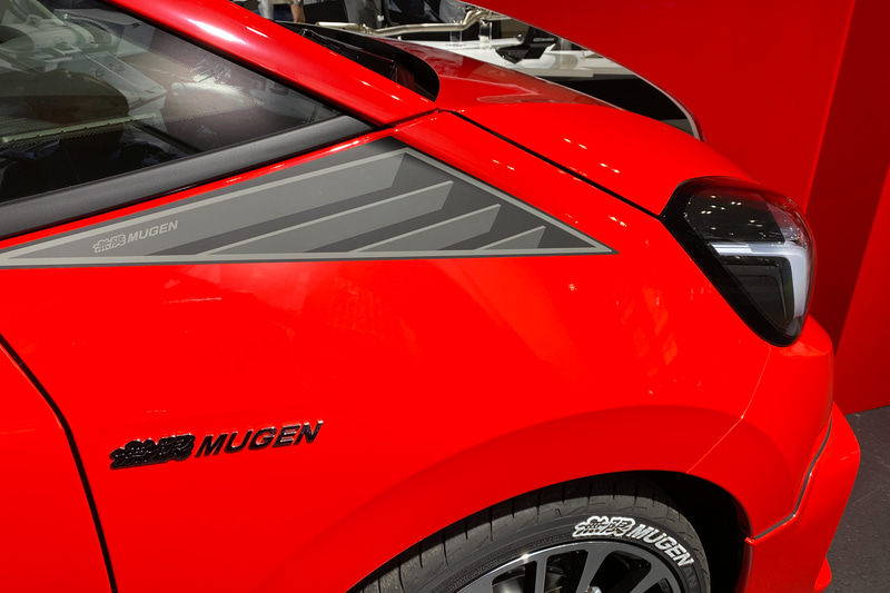 17インチアルミホイールやドアミラーカバー、デカールなどの無限パーツでアクティブな外観を演出