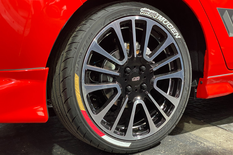 17インチアルミホイールやドアミラーカバー、デカールなどの無限パーツでアクティブな外観を演出