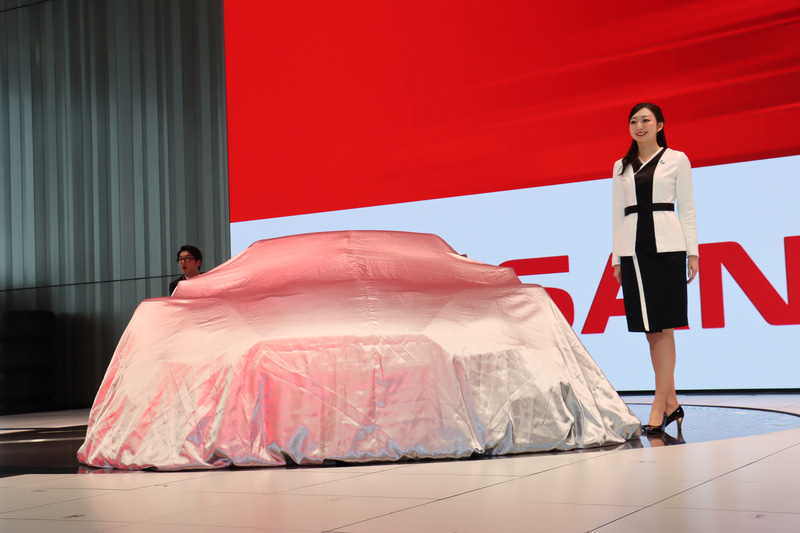 日産ミスフェアレディの手でアンベールが行なわれた