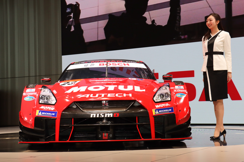 日産ミスフェアレディの手でアンベールが行なわれた