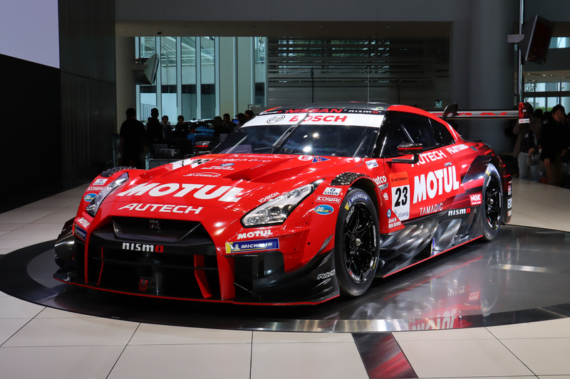 SUPER GTとDTMが共同策定した「クラス1」規則に準拠するまったく新しいマシン。安定して高いダウンフォースを発生させる「新空力デザイン」、エンジン出力の向上とパワーカーブの最適化を目標に開発された新エンジン「NR20B」型を搭載。スポンサー各社のロゴなどもしっかりと配置されている