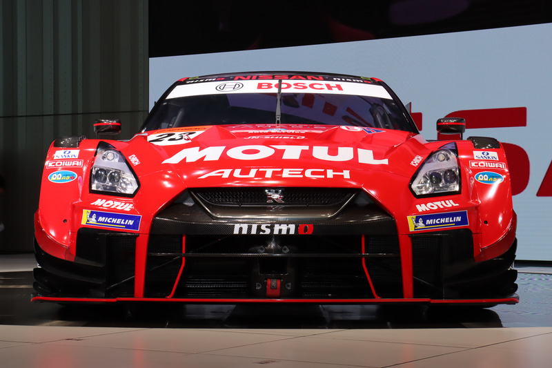 SUPER GTとDTMが共同策定した「クラス1」規則に準拠するまったく新しいマシン。安定して高いダウンフォースを発生させる「新空力デザイン」、エンジン出力の向上とパワーカーブの最適化を目標に開発された新エンジン「NR20B」型を搭載。スポンサー各社のロゴなどもしっかりと配置されている