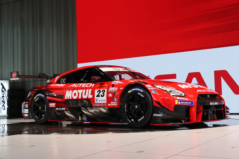 SUPER GTとDTMが共同策定した「クラス1」規則に準拠するまったく新しいマシン。安定して高いダウンフォースを発生させる「新空力デザイン」、エンジン出力の向上とパワーカーブの最適化を目標に開発された新エンジン「NR20B」型を搭載。スポンサー各社のロゴなどもしっかりと配置されている