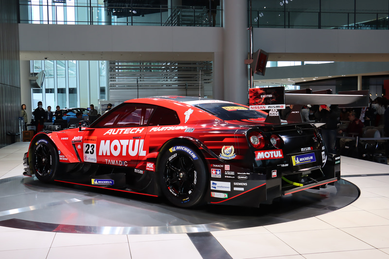 SUPER GTとDTMが共同策定した「クラス1」規則に準拠するまったく新しいマシン。安定して高いダウンフォースを発生させる「新空力デザイン」、エンジン出力の向上とパワーカーブの最適化を目標に開発された新エンジン「NR20B」型を搭載。スポンサー各社のロゴなどもしっかりと配置されている