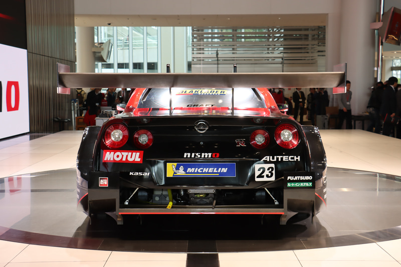 SUPER GTとDTMが共同策定した「クラス1」規則に準拠するまったく新しいマシン。安定して高いダウンフォースを発生させる「新空力デザイン」、エンジン出力の向上とパワーカーブの最適化を目標に開発された新エンジン「NR20B」型を搭載。スポンサー各社のロゴなどもしっかりと配置されている