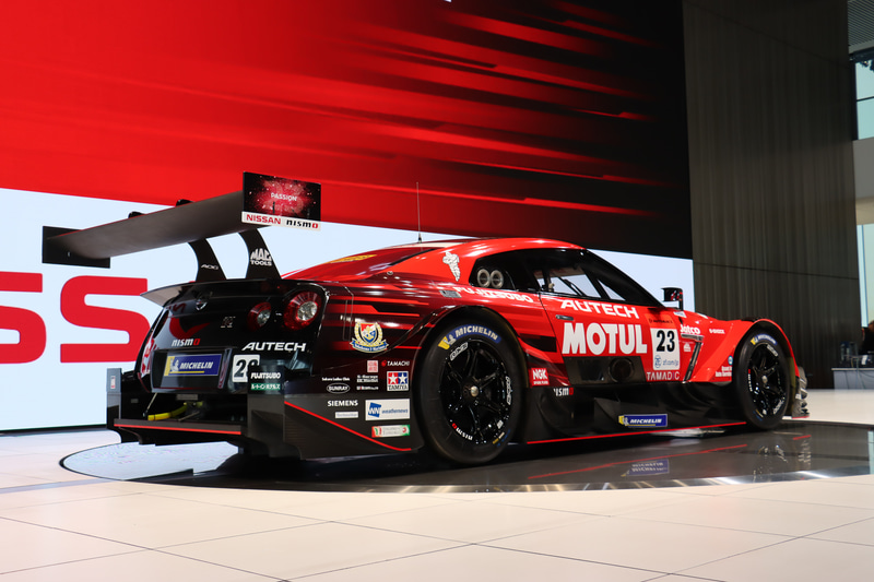 SUPER GTとDTMが共同策定した「クラス1」規則に準拠するまったく新しいマシン。安定して高いダウンフォースを発生させる「新空力デザイン」、エンジン出力の向上とパワーカーブの最適化を目標に開発された新エンジン「NR20B」型を搭載。スポンサー各社のロゴなどもしっかりと配置されている