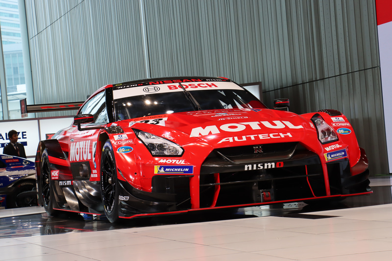 SUPER GTとDTMが共同策定した「クラス1」規則に準拠するまったく新しいマシン。安定して高いダウンフォースを発生させる「新空力デザイン」、エンジン出力の向上とパワーカーブの最適化を目標に開発された新エンジン「NR20B」型を搭載。スポンサー各社のロゴなどもしっかりと配置されている