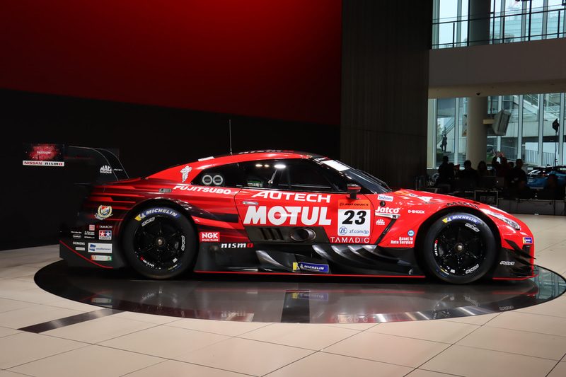 SUPER GTとDTMが共同策定した「クラス1」規則に準拠するまったく新しいマシン。安定して高いダウンフォースを発生させる「新空力デザイン」、エンジン出力の向上とパワーカーブの最適化を目標に開発された新エンジン「NR20B」型を搭載。スポンサー各社のロゴなどもしっかりと配置されている
