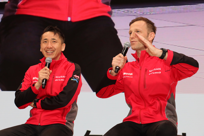 前日は大阪オートメッセのステージイベントに出演していたという両選手。「西に行くほどクルマの車高が下がって、キャンバー角も増えていくよね」とクインタレッリ選手